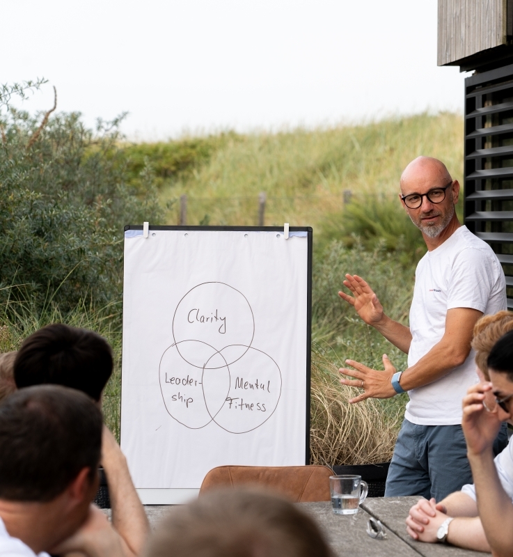 Person erklärt etwas an einem Board