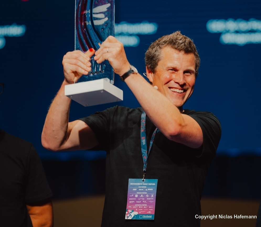 Ein Sieger mit einem Pokal