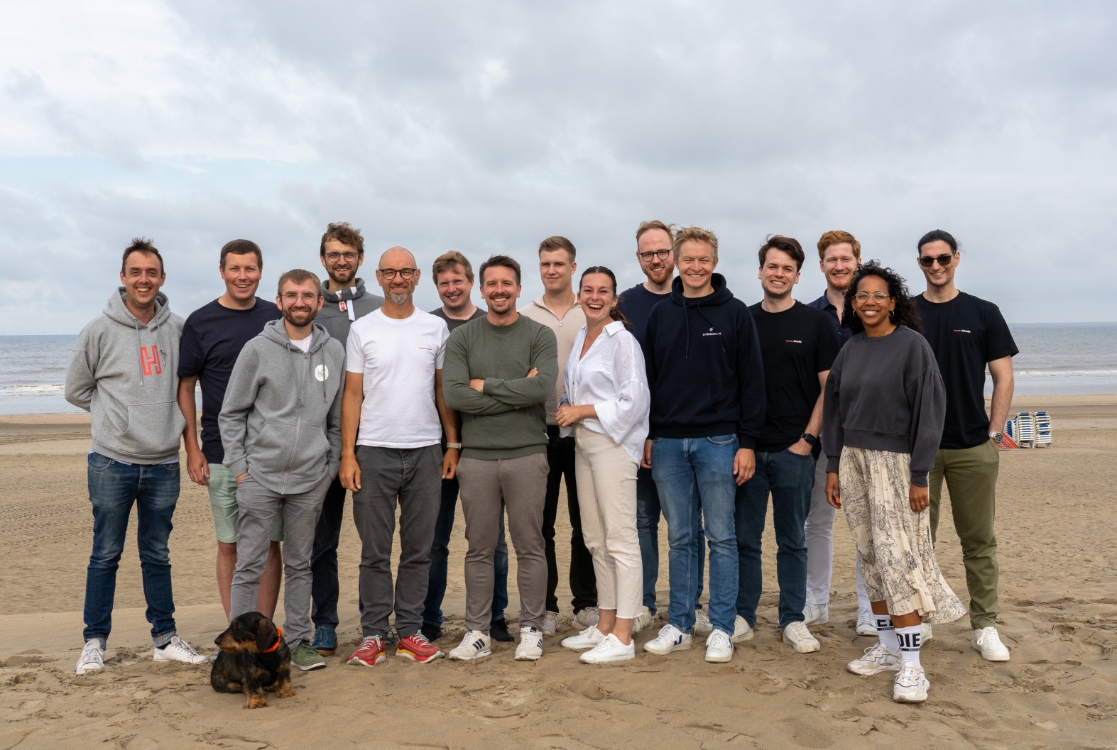 HTI Team und Unternehmer / Unternehmerinnen am Strand