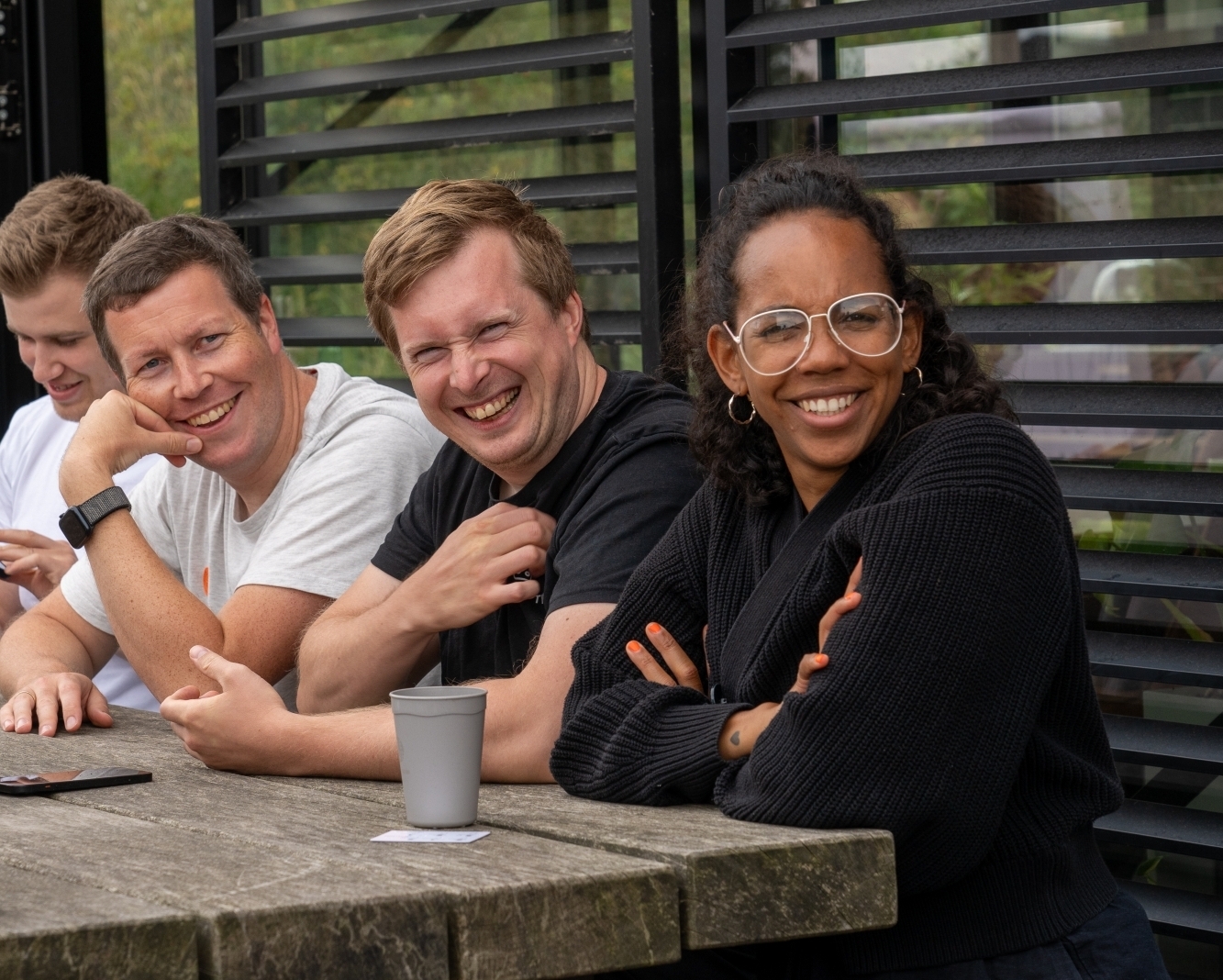 Lachende Leute an einem Tisch